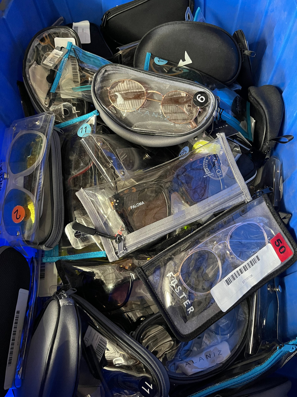 Lote de Accesorios (Lentes, Relojes y Cosmetiqueros)